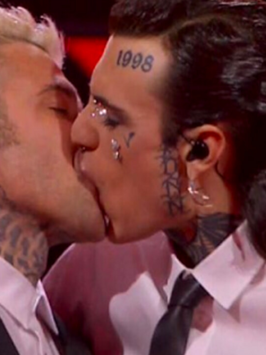 Fedez e Rosa Chemical il bacio a Sanremo non è il primo la foto