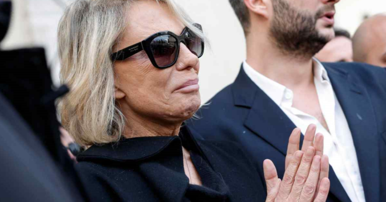 Silvio Berlusconi Maria De Filippi Assente Al Funerale Il Motivo Svelato