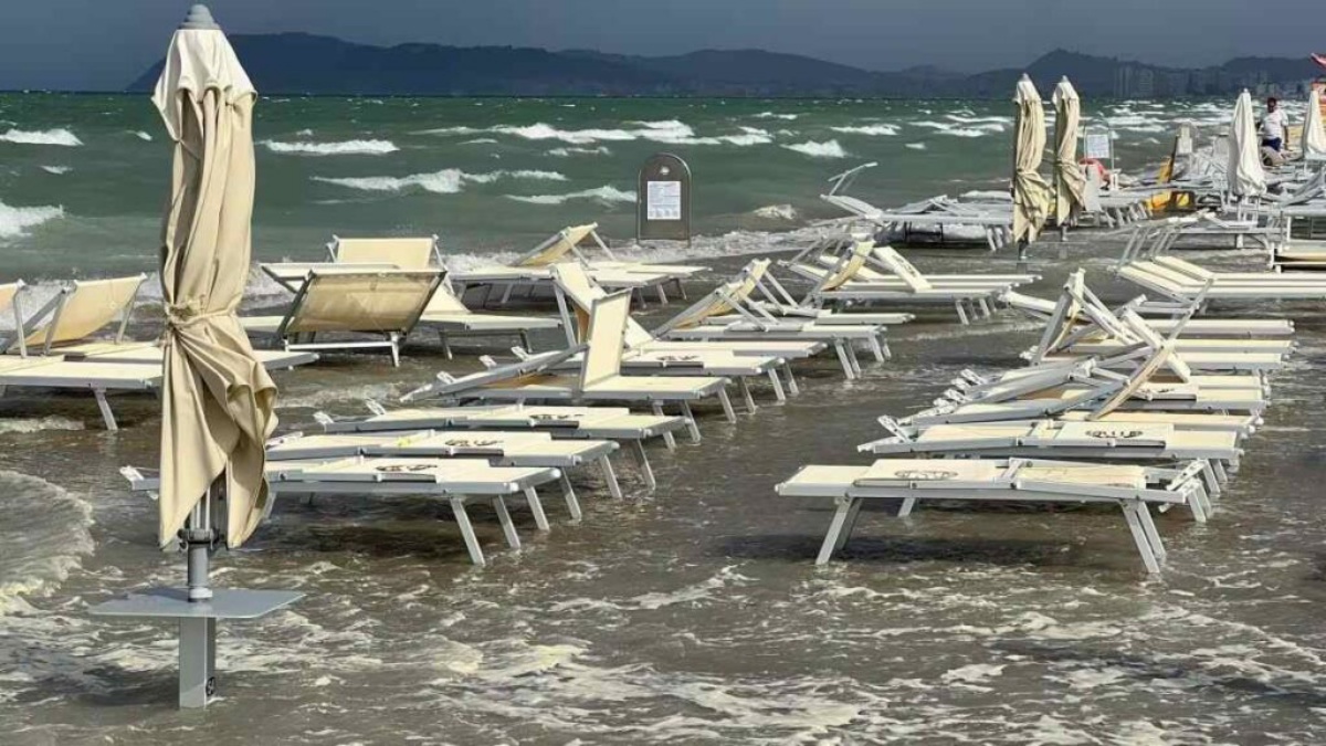 Maltempo Italia Onda Anomala Sulla Spiaggia Delle Marche