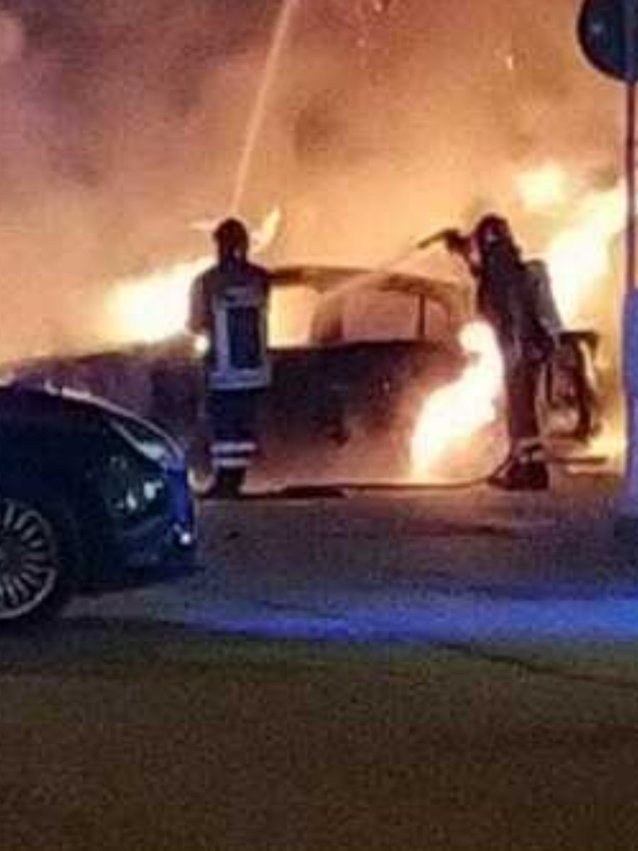 lecce auto fiamme