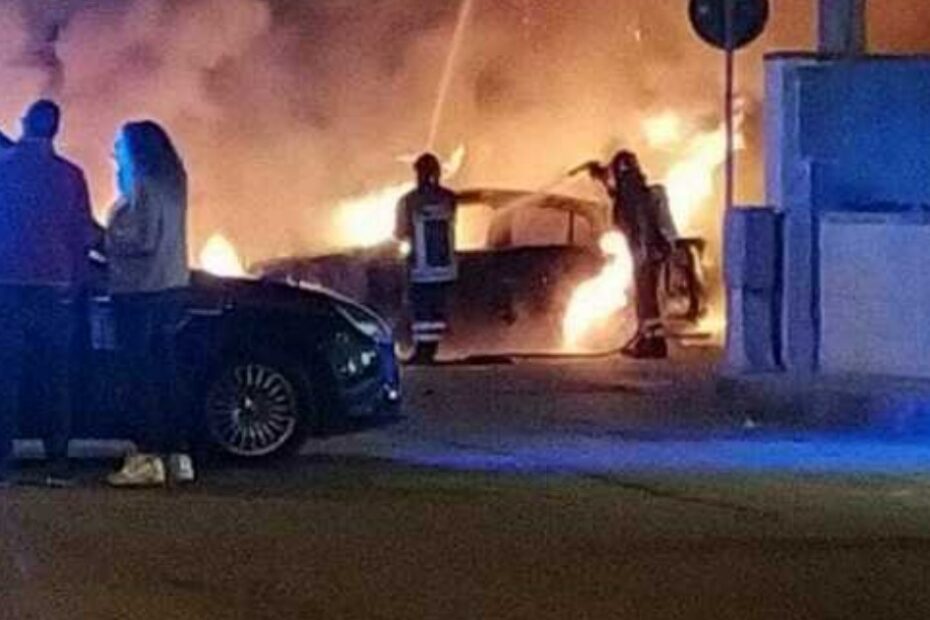 lecce auto fiamme