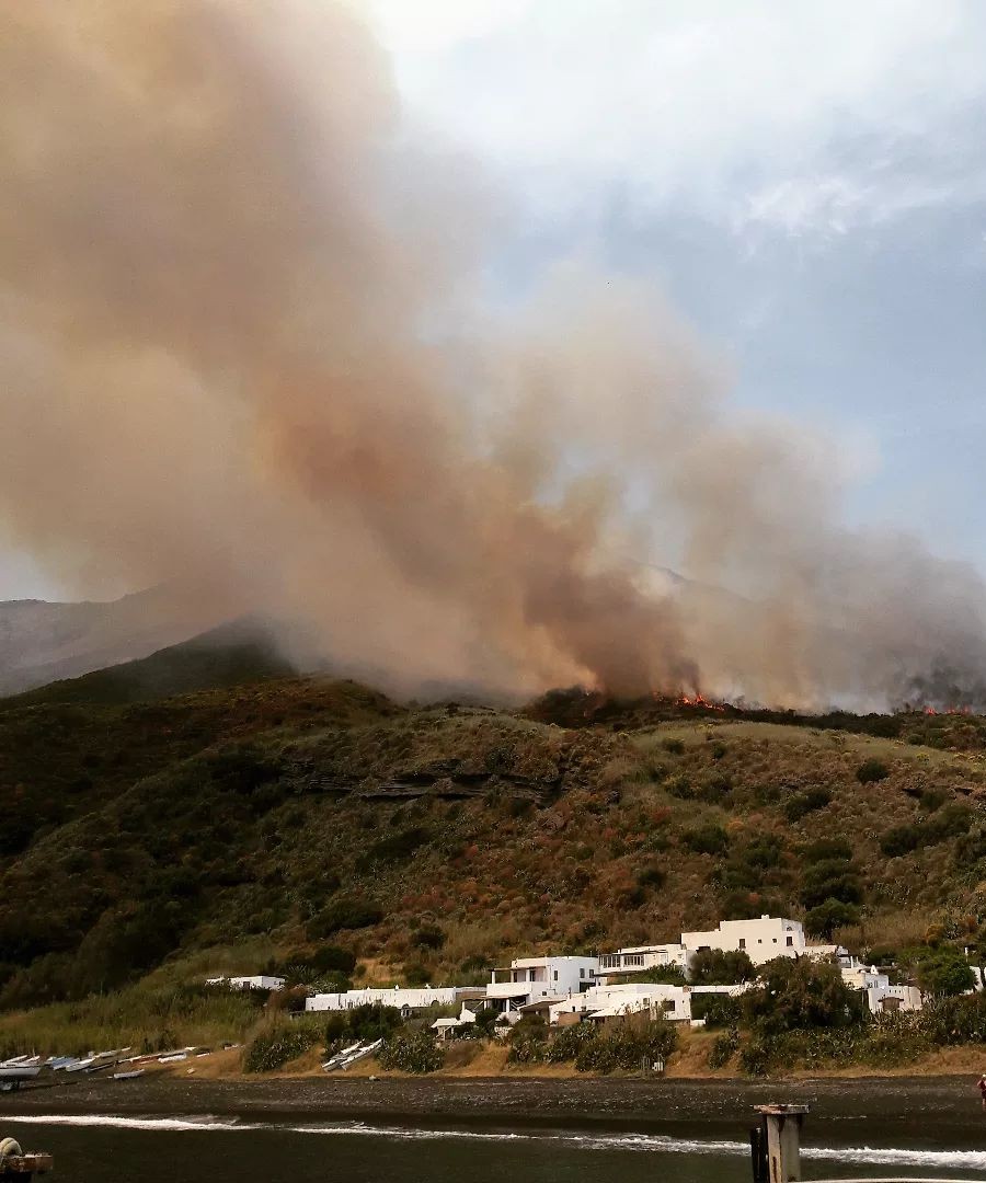 Incendio a Stromboli, fiamme partite dal set della fiction con Ambra Angiolini?