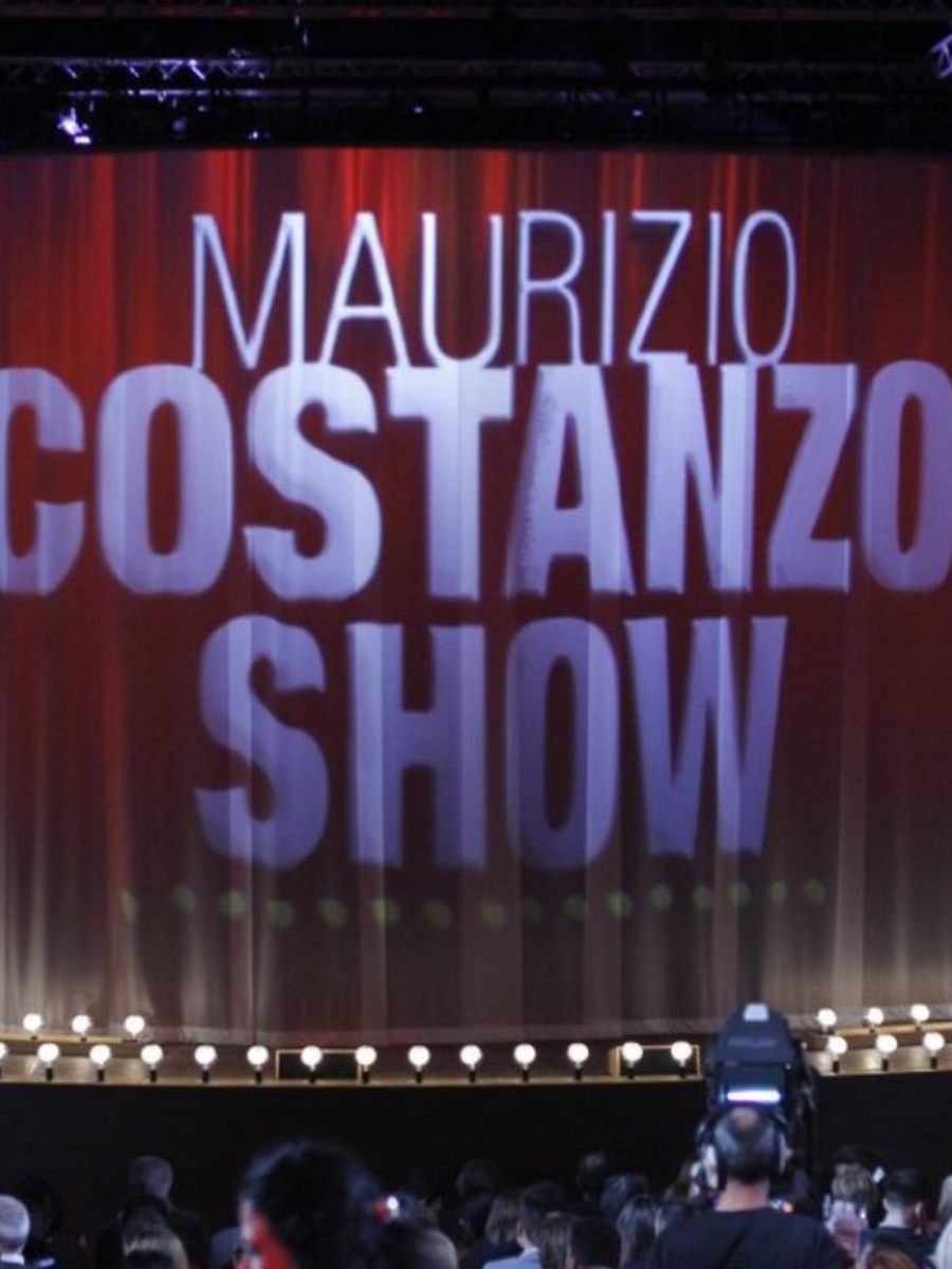 “Maurizio Costanzo Show”, incidente in studio: “Si vede tutto”