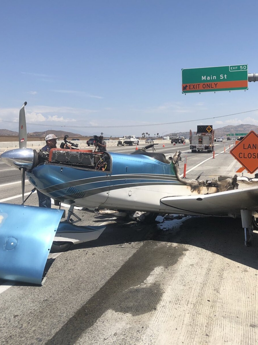 Terribile incidente: l’aereo si schianta sull’autostrada contro un camioncino. Chi c’era a bordo