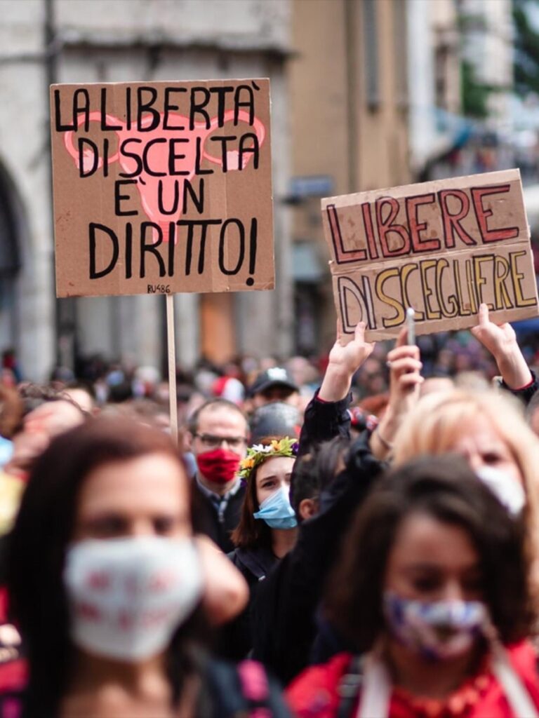 Laura Boldrini in piazza durante la manifestazione pro aborto contestata da una ragazzina