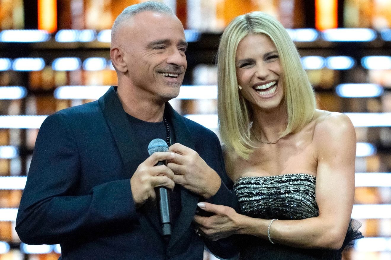 Eros Ramazzotti E Michelle Hunziker Bacio Al Concerto A Verona