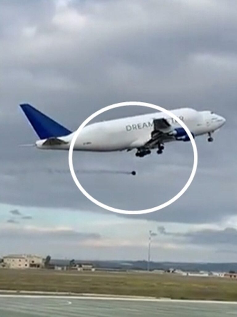 Aereo Boeing Dreamlifter perde una ruota durante il decollo: le conseguenze