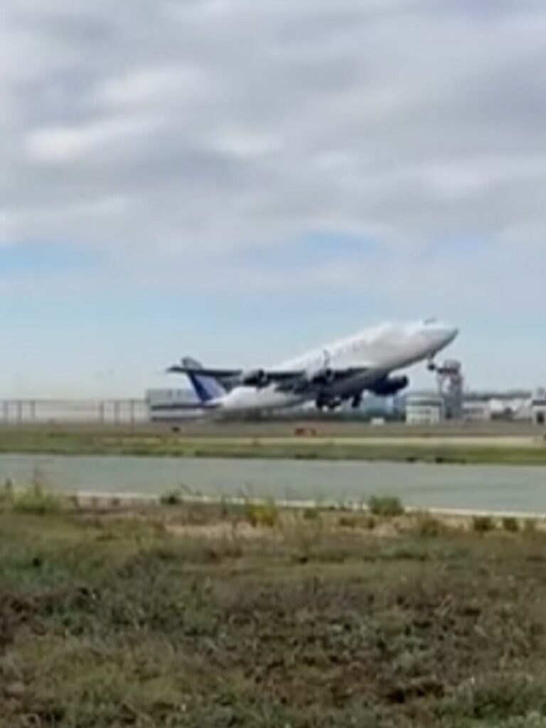 Un aereo perde una ruota durante il decollo