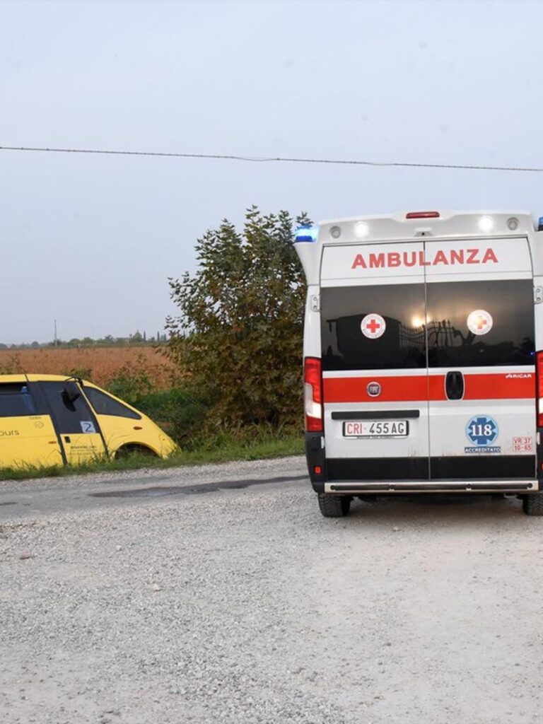 Incidente a Minerbe, scuolabus finisce fuori strada: nei guai il conducente