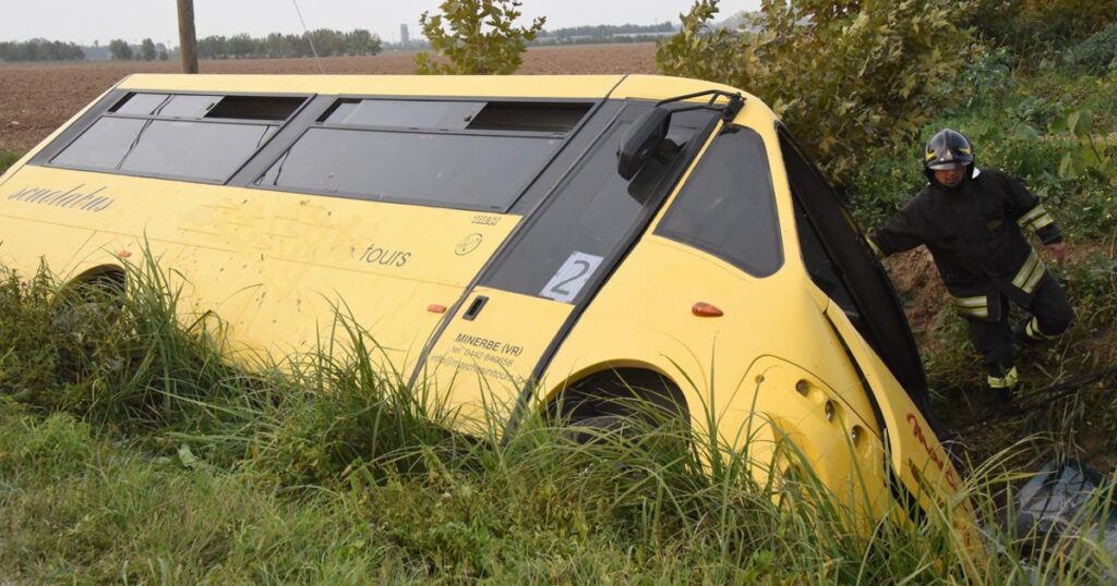 Incidente a Minerbe, scuolabus con 8 bambini a bordo finisce nel canale