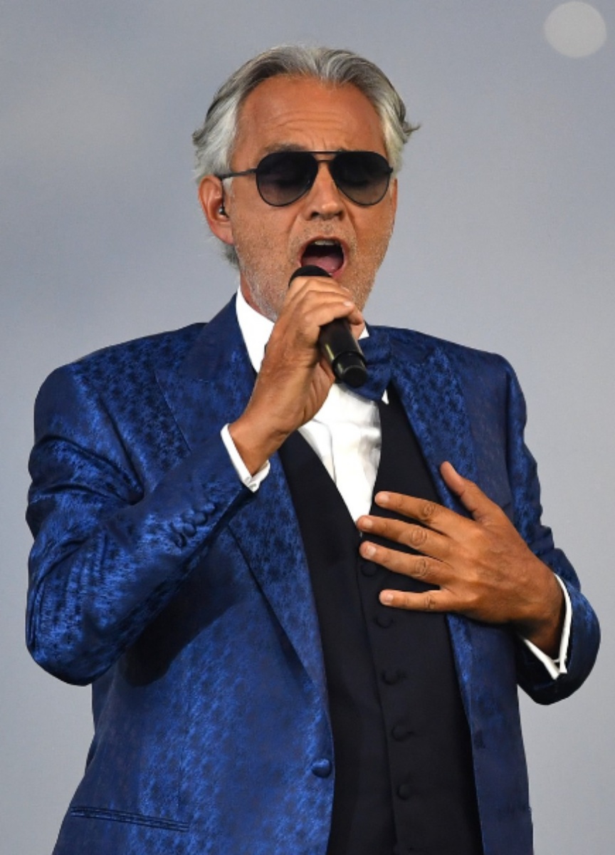 Andrea Bocelli adotta cane ucraino sordo