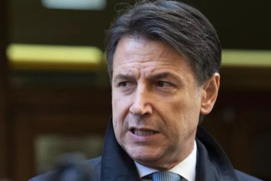 Giuseppe Conte e Olivia Paladino fotografati a Roma tra baci e sorrisi