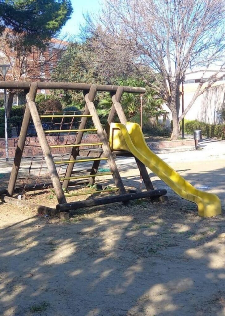 molesta bambina al parco