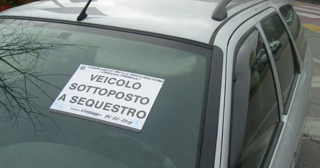 auto senza assicurazione sequestro