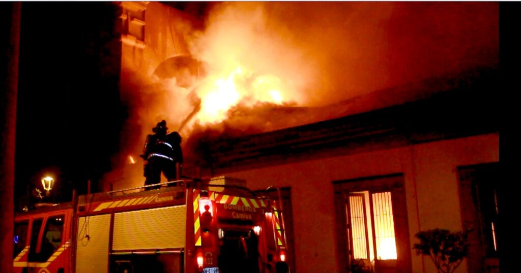 soffoca figlio e incendia casa