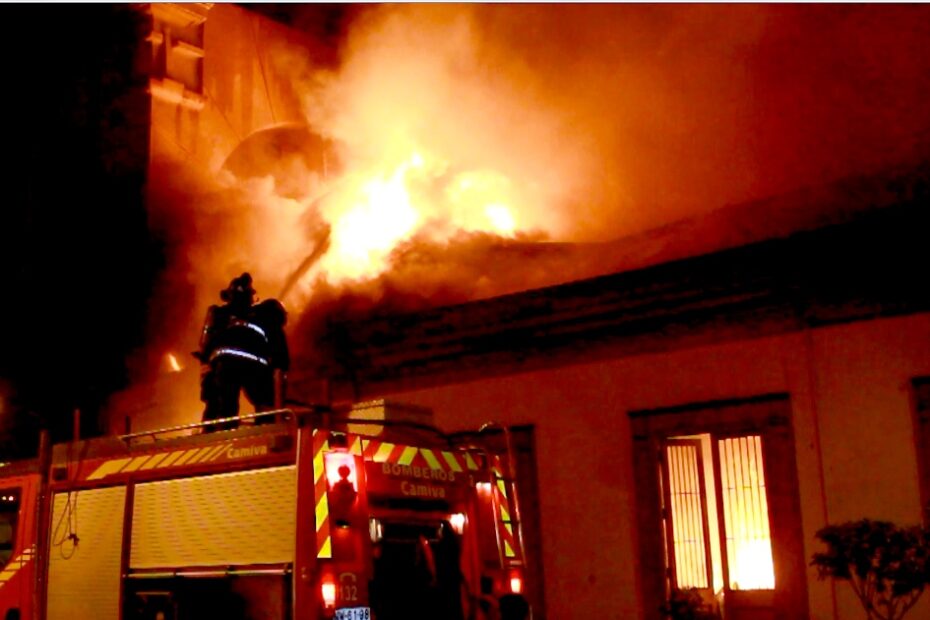 soffoca figlio e incendia casa