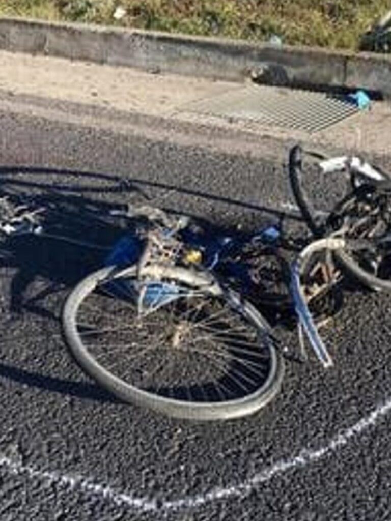 Tragico incidente a Ferrara: auto travolge due bici