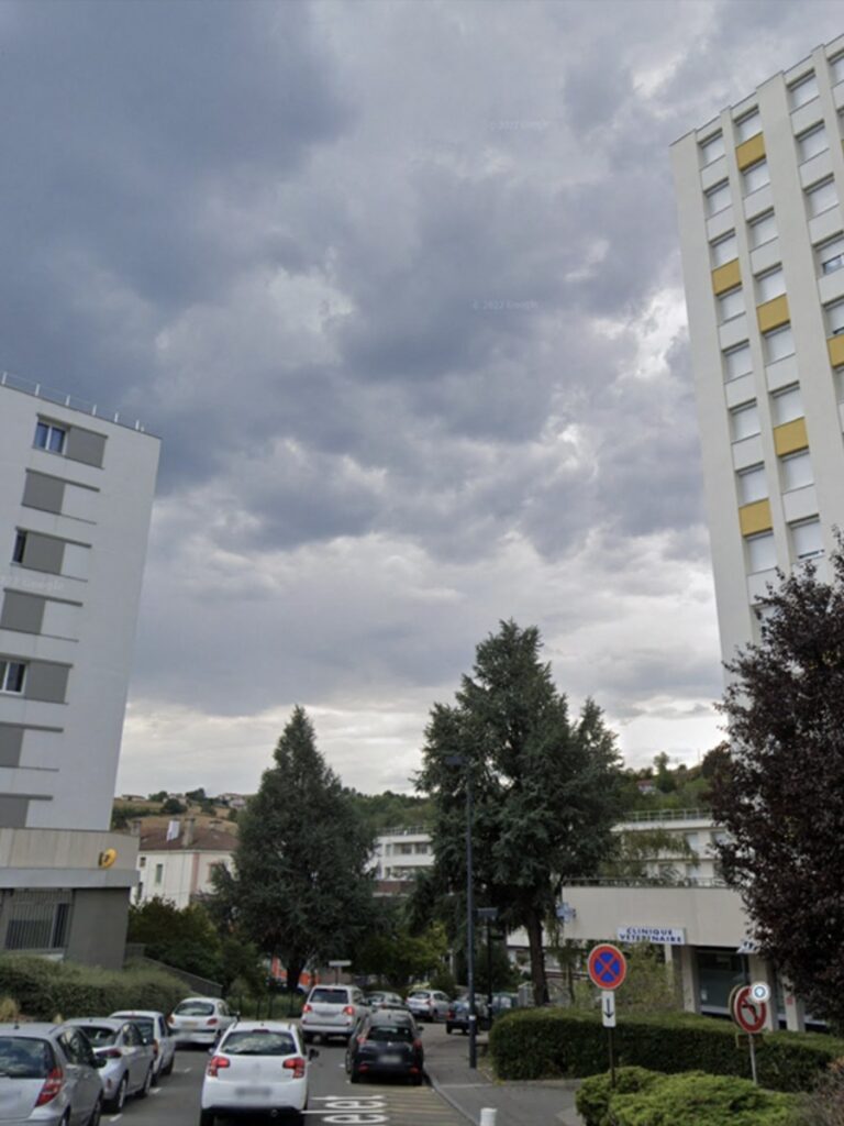 Padre getta le figlie di 4 e 2 anni dal balcone: le loro condizioni