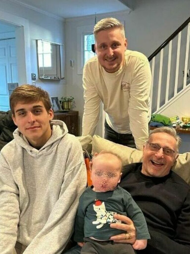 Paolo Bonolis è nonno bis, le prime foto con il nipotino Sebastian