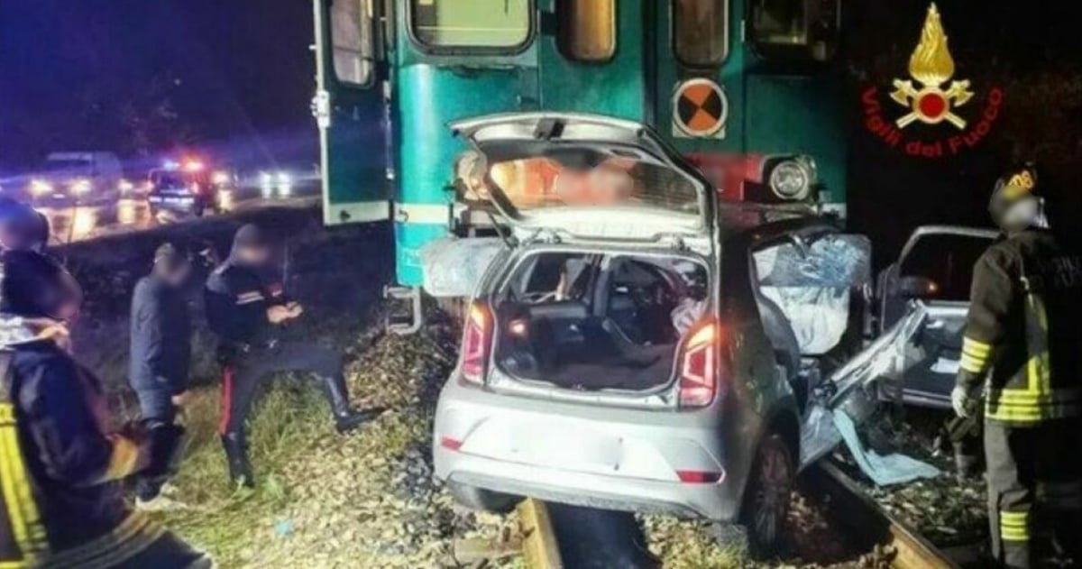 Chioggia treno travolge un auto sui binari 