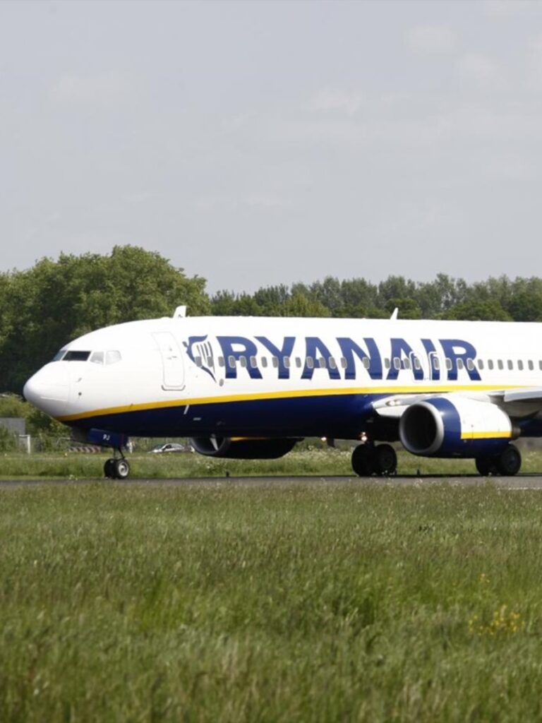 Allarme bomba sul volo Ryanair: cos'è successo a bordo dell'aereo