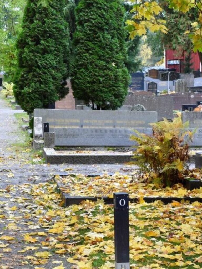 Manduria, furto al cimitero: rubano i denti d'oro al defunto