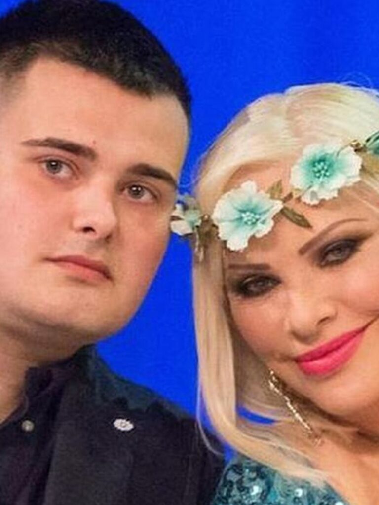 Verissimo, il figlio di Ilona Staller fa la proposta alla fidanzata in diretta tv