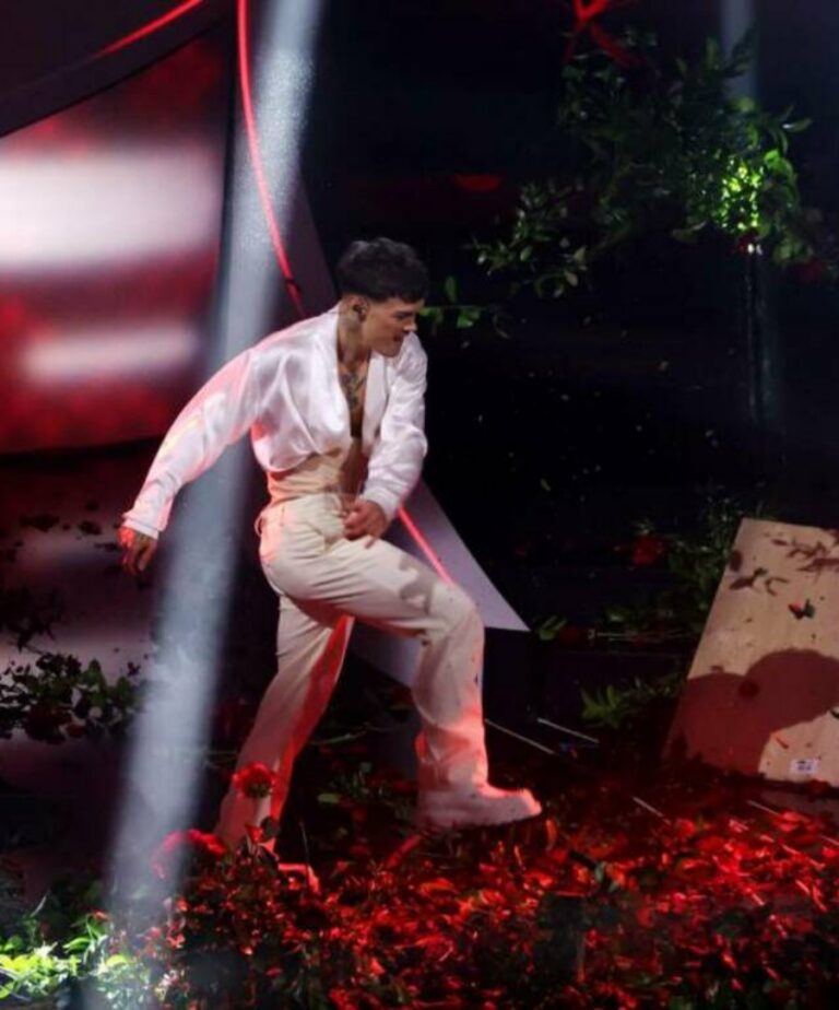 Sanremo 2023, Blanco distrugge Ariston il retroscena di Amadeus Sanremo 2023, Blanco distrugge Ariston il retroscena di Amadeus