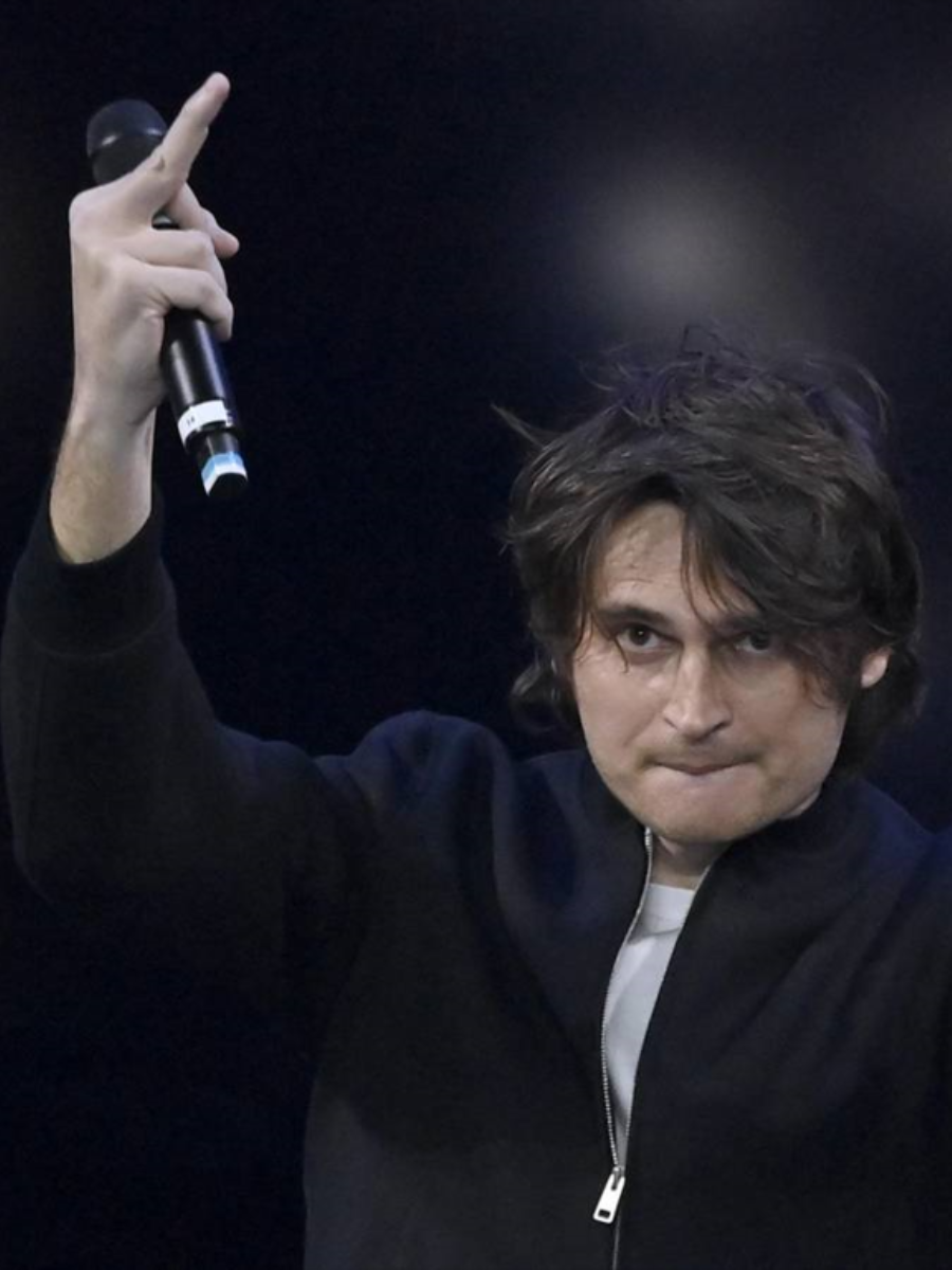 Sanremo 2023, Angelo Duro in mutande lo spettacolo choc