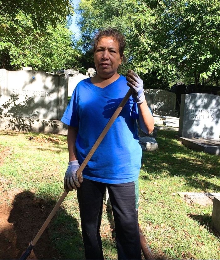 Mamma muore al cimitero