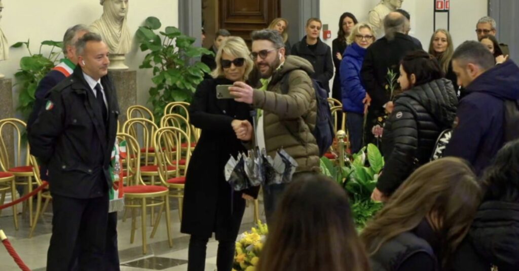 Maria De Filippi selfie camera ardente