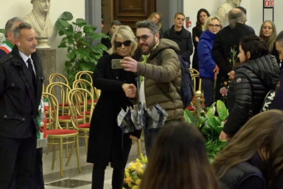 Maria De Filippi selfie camera ardente