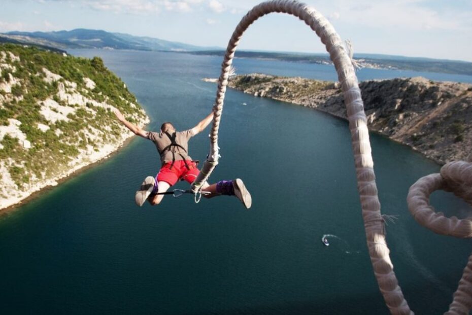 Si lancia col bunjee jumping ma la corda si spezza