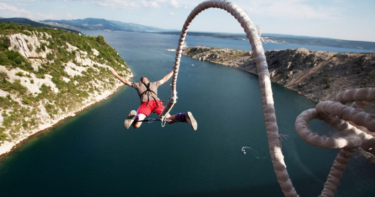 Si lancia col bunjee jumping ma la corda si spezza