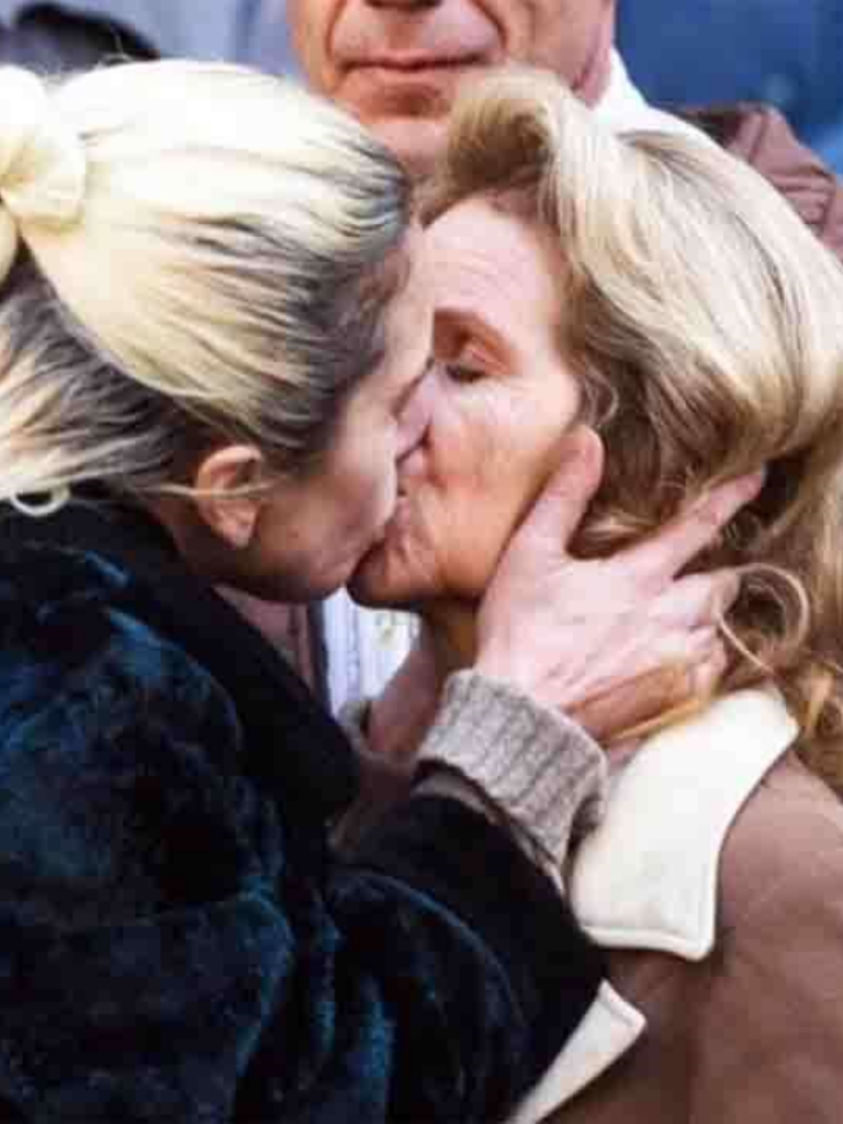 Lady Gaga bacia una donna a New York, la scena diventa virale