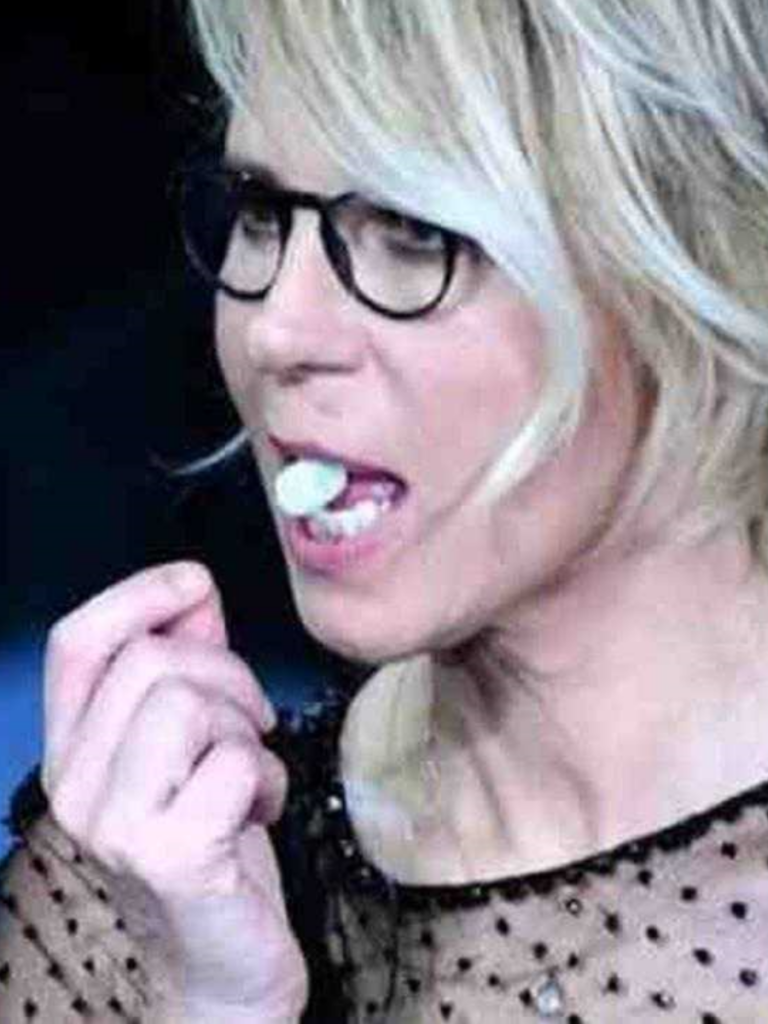 Maria De Filippi, perché mangia sempre le caramelle?