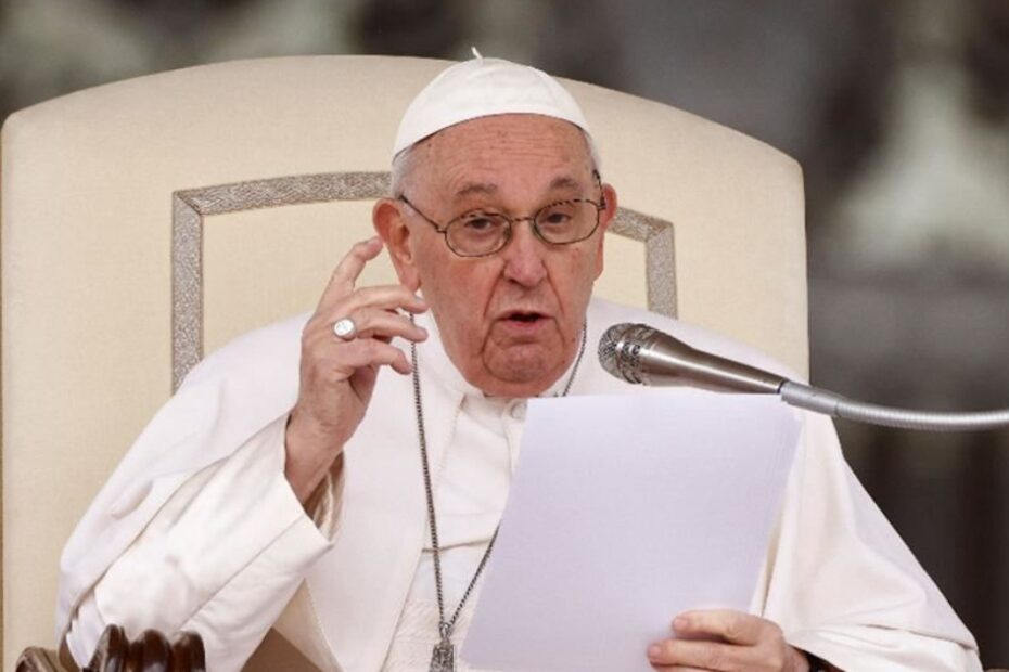 papa francesco mani gonfie