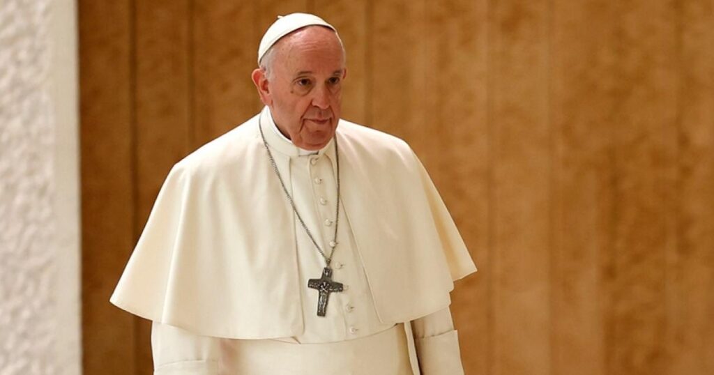 Papa Francesco, ricoverato dopo il malore: ecco che cos’ha