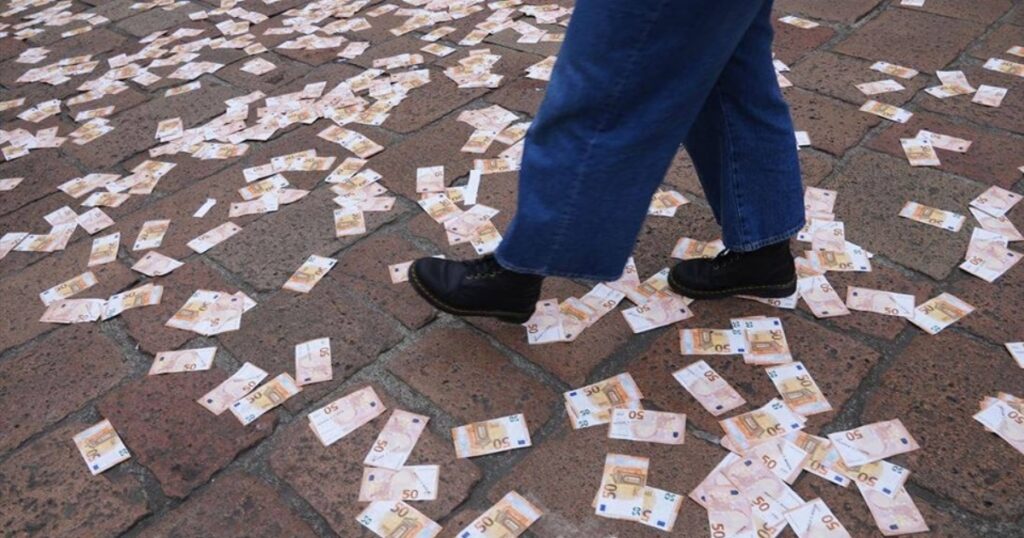 Bancomat impazzito regala banconote, folla in centro: poi la verità