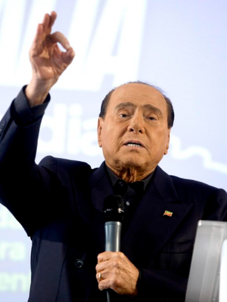 Silvio Berlusconi non è morto: la bufala dopo il suo ricovero in ospedale