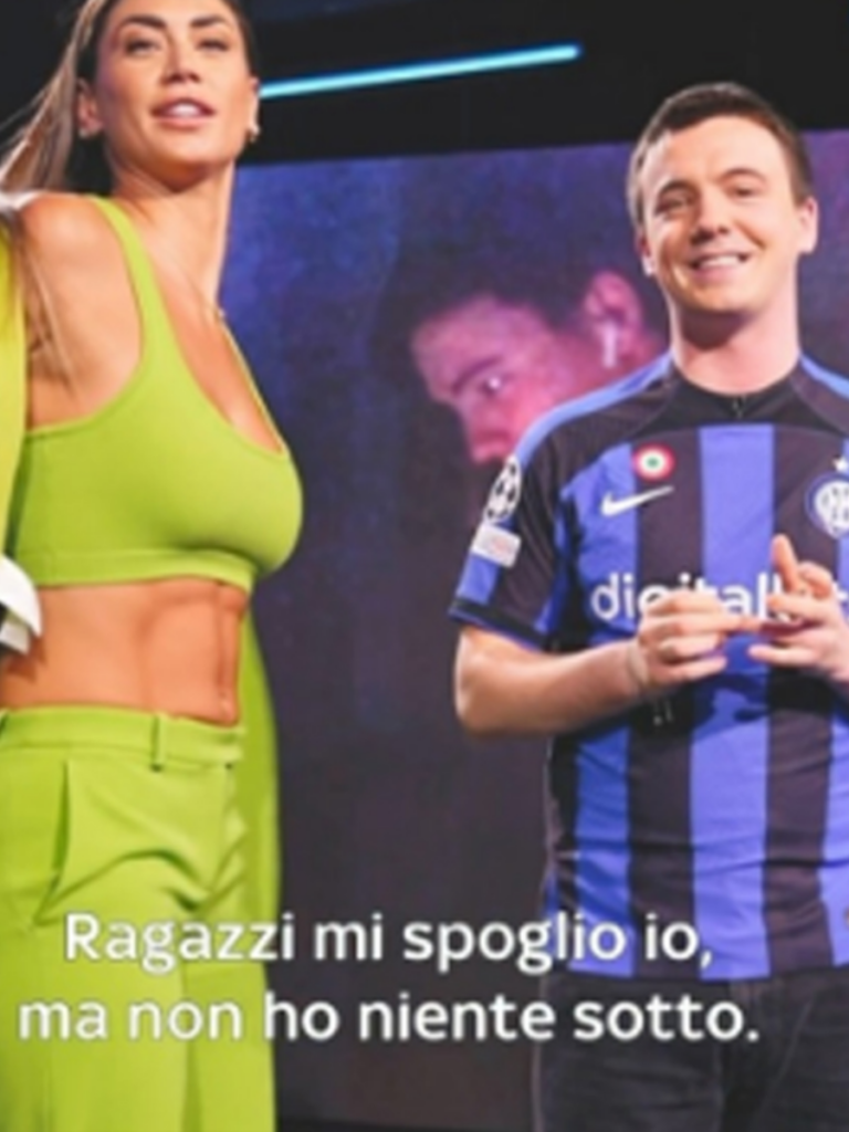 Melissa Satta senza freni a Goal Deejay, si spoglia in diretta Tv: ospite a disagio