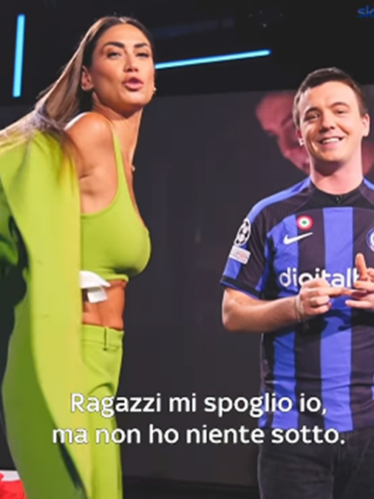 Melissa Satta senza freni a Goal Deejay, si spoglia in diretta Tv