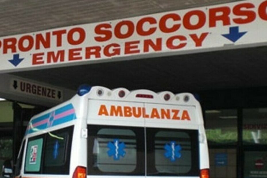 Padre porta il figlio di 11 anni morto in ospedale