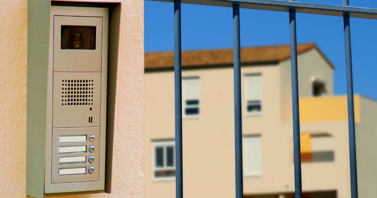 Segno sul citofono accanto al nome, è una manovra dei ladri?
