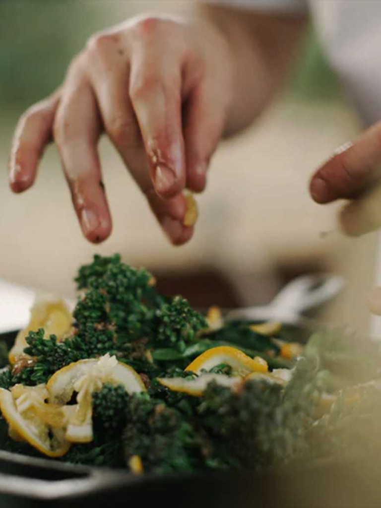 Lecco, mangia un fiore velenoso e muore due giorni dopo