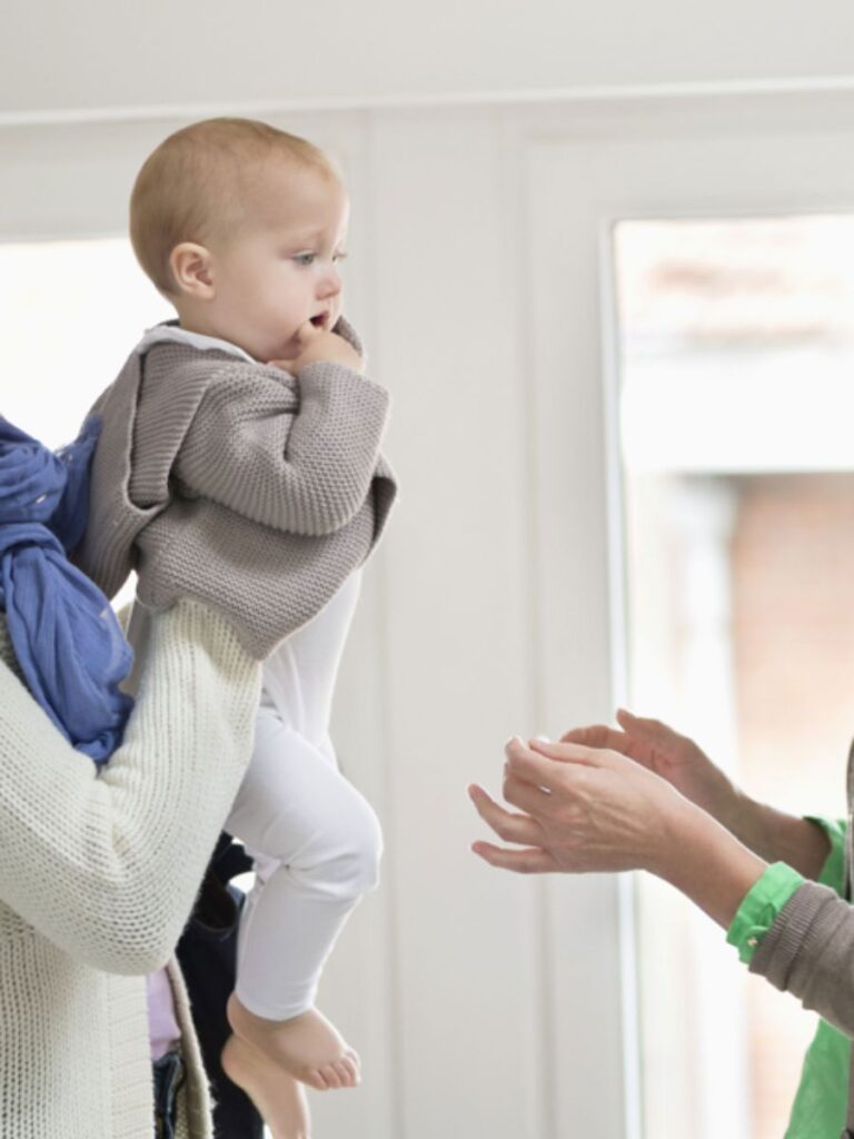 Nonna chiede soldi alla figlia per fare da babysitter al suo bambino