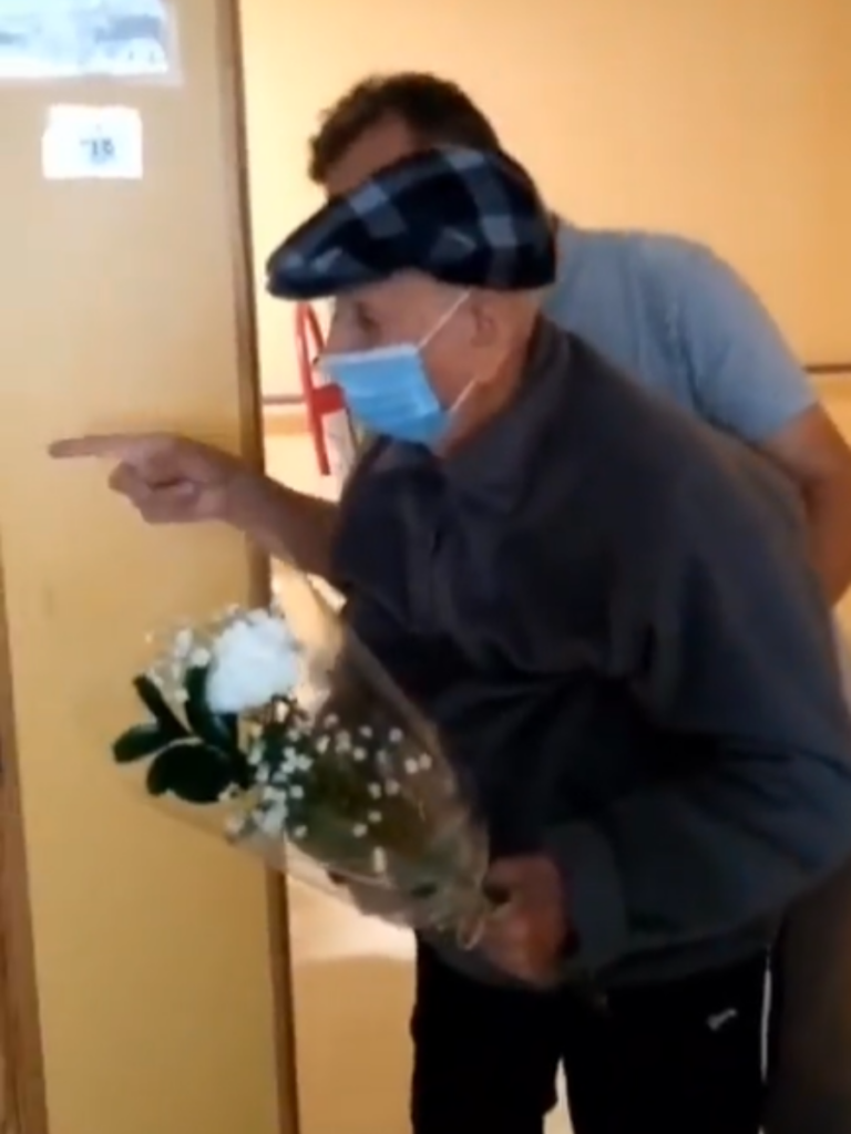 Uomo di 102 anni porta dei fiori alla moglie in ospedale