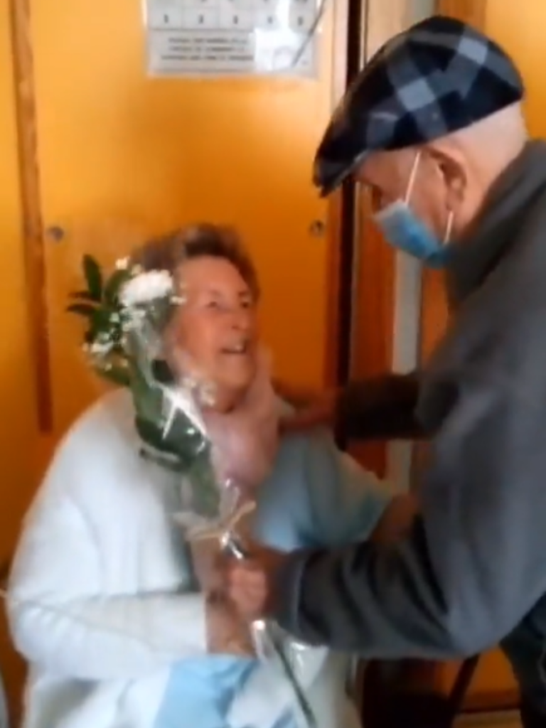 Uomo di 102 anni porta dei fiori alla moglie in ospedale: il video