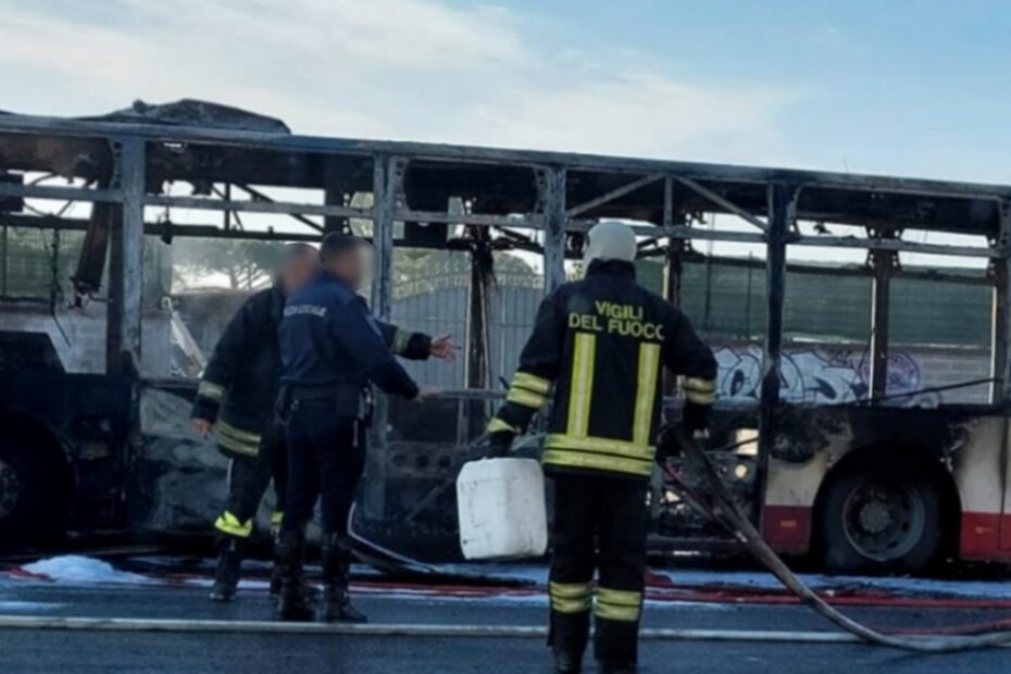 Scuolabus fiamme Torvaianica