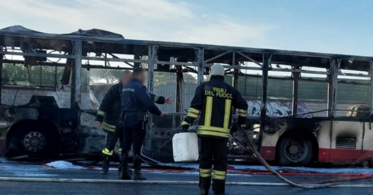 Scuolabus fiamme Torvaianica 